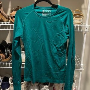 Green figs under scrubs